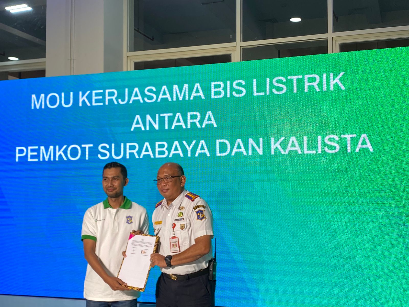 MoU Pemkot Surabaya dengan PT Kalista Nusa Armada penyedia kendaraan umum listrik yang diujicoba di Surabaya, Rabu (7/11/2023). Foto: Meilita suarasurabaya.net