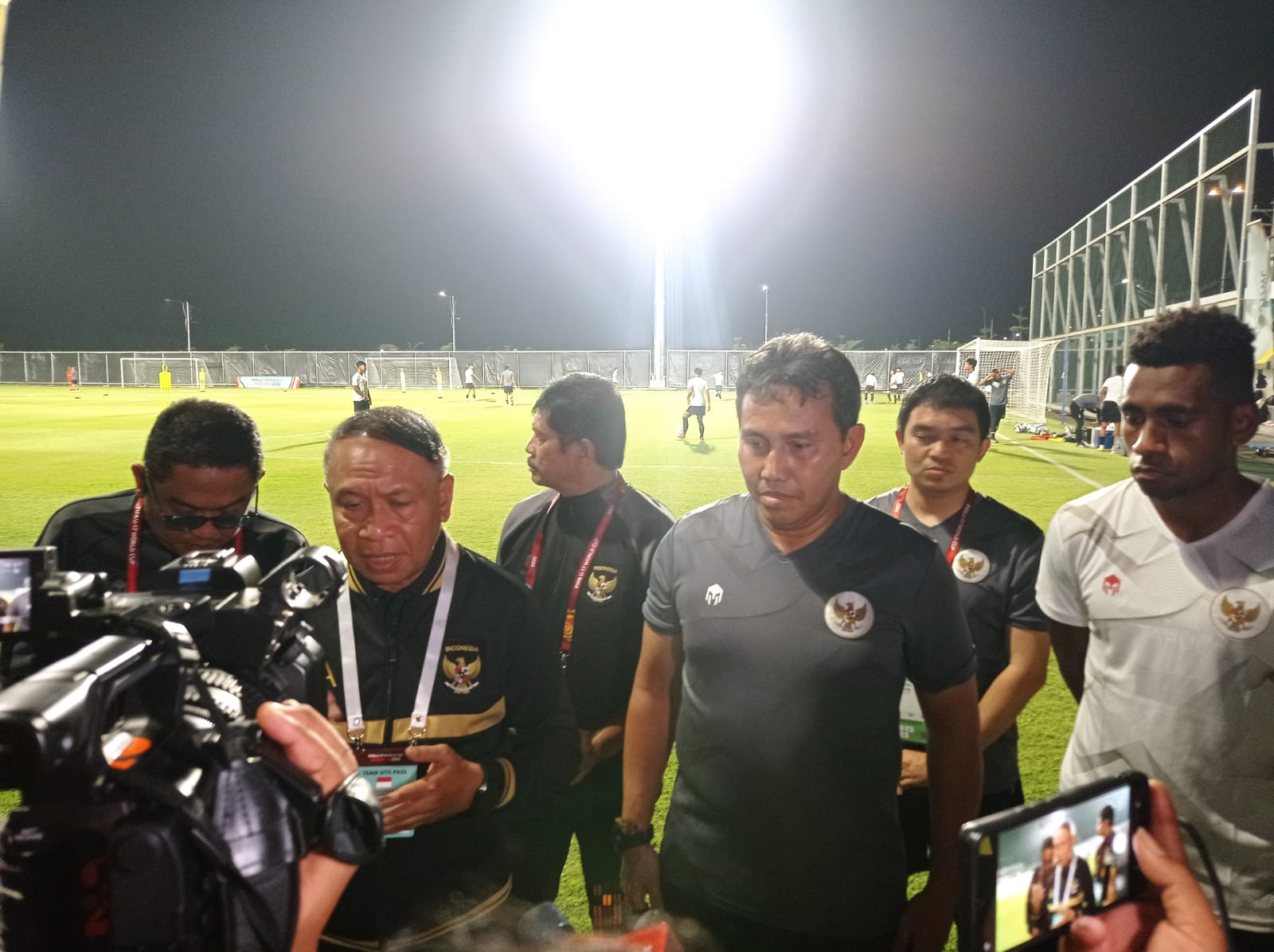 Bima Sakti pelatih Timnas Indonesia bersama Zainudin Amali Wakil Ketua Umum PSSI di Lapangan A Gelora Bung Tomo (GBT) Surabaya, pada Selasa (7/11/2023). Foto: Risky suarasurabaya.net