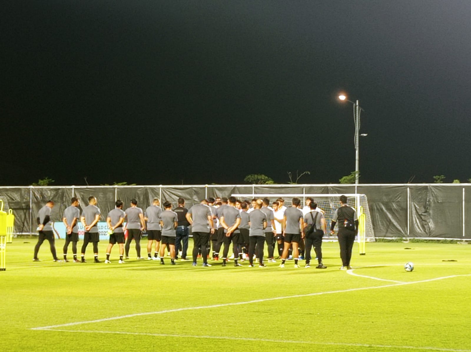 Para pemain Timnas Indonesia saat menjalani latihan di Lapangan Latihan A Gelora Bung Tomo (GBT) Surabaya, pada Selasa (7/11/2023). Foto: Risky suarasurabaya.net