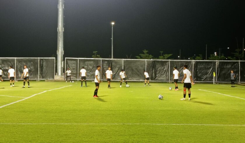 Latihan pemain Timnas Indonesia di Lapangan A Gelora Bung Tomo (GBT) Surabaya, pada Selasa (7/11/2023). Foto: Risky suarasurabaya.net