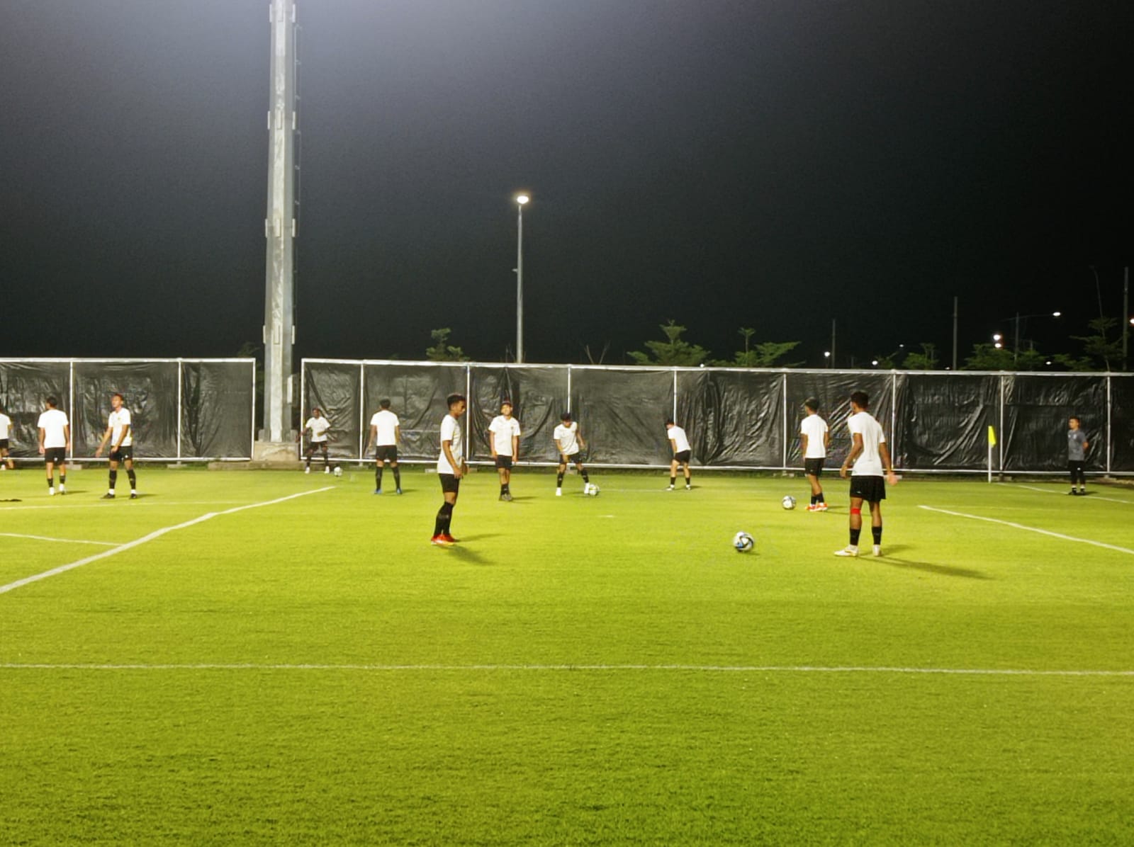 Latihan pemain Timnas Indonesia di Lapangan A Gelora Bung Tomo (GBT) Surabaya, pada Selasa (7/11/2023). Foto: Risky suarasurabaya.net