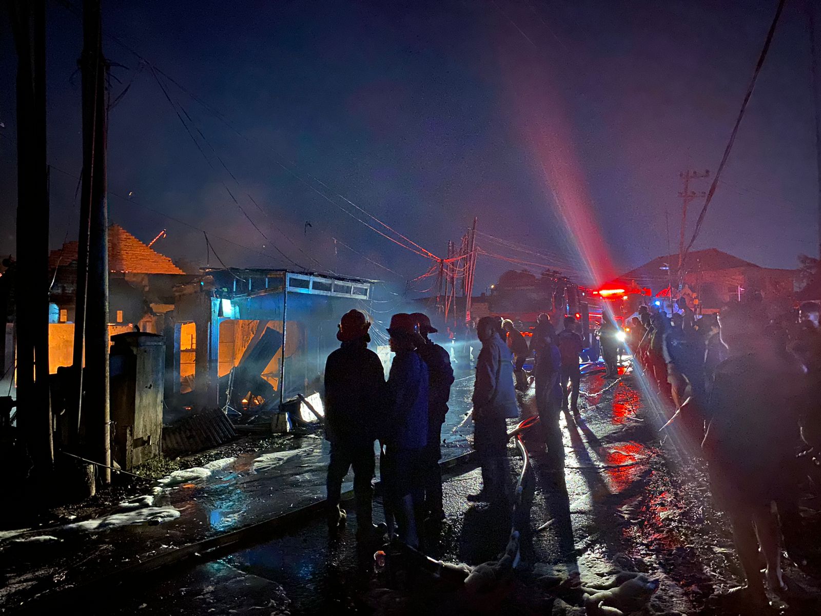 Petugas PMK berupaya memadamkan api di tiga bangunan rumah di Desa Keling, Selasa (7/11/2023). Foto: Wildan suarasurabaya.net