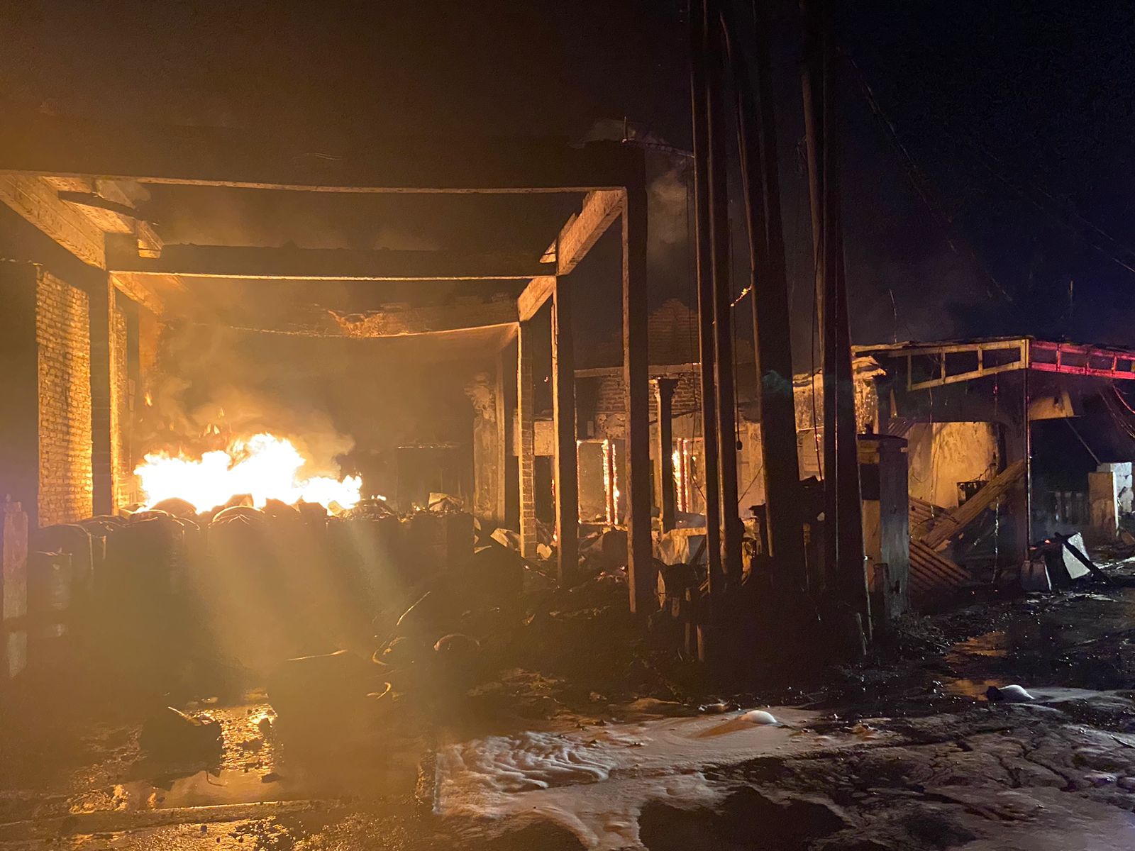 Belasan drum berisi BBM terbakar api, yang menyebabkan kebakaran tiga bangunan rumah di Desa Keling, Selasa (7/11/2023). Foto: Wildan suarasurabaya.net