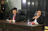 Jimly Asshiddiqie Ketua Majelis Kehormatan Mahkamah Konstitusi (MKMK) (kiri) saat konferensi pers usai pembacaan putusan MKMK di Gedung MK RI, Jakarta, Selasa (7/11/2023) malam. Foto: Antara