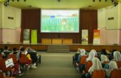 Ratusan pelajar SD nobar film sains di PCU Surabaya, Selasa (7/11/2023). Foto: Meilita suarasurabaya.net