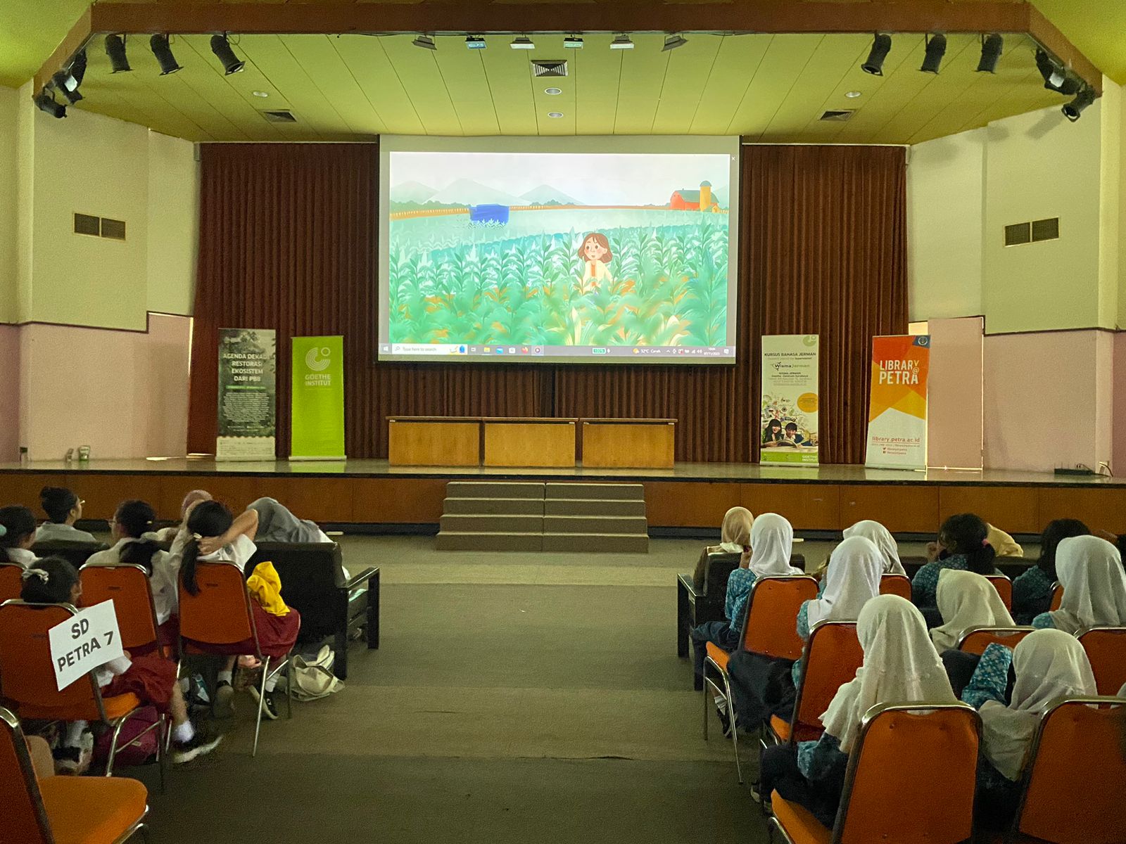 Ratusan pelajar SD nobar film sains di PCU Surabaya, Selasa (7/11/2023). Foto: Meilita suarasurabaya.net