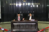 Jimly Asshiddiqie Ketua Majelis Kehormatan Mahkamah Konstitusi (MKMK) (kiri) saat konferensi pers usai pembacaan putusan MKMK di Gedung MK RI, Jakarta, Selasa (7/11/2023) malam. Foto: Antara