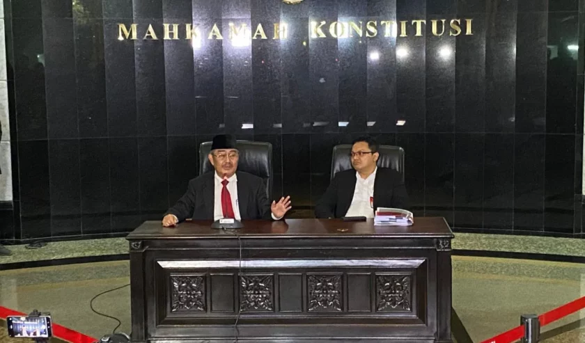 Jimly Asshiddiqie Ketua Majelis Kehormatan Mahkamah Konstitusi (MKMK) (kiri) saat konferensi pers usai pembacaan putusan MKMK di Gedung MK RI, Jakarta, Selasa (7/11/2023) malam. Foto: Antara