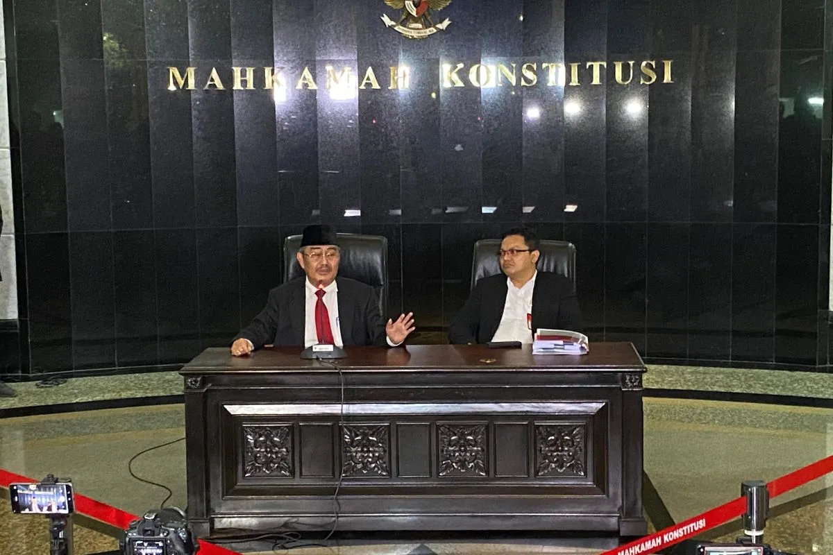 Jimly Asshiddiqie Ketua Majelis Kehormatan Mahkamah Konstitusi (MKMK) (kiri) saat konferensi pers usai pembacaan putusan MKMK di Gedung MK RI, Jakarta, Selasa (7/11/2023) malam. Foto: Antara