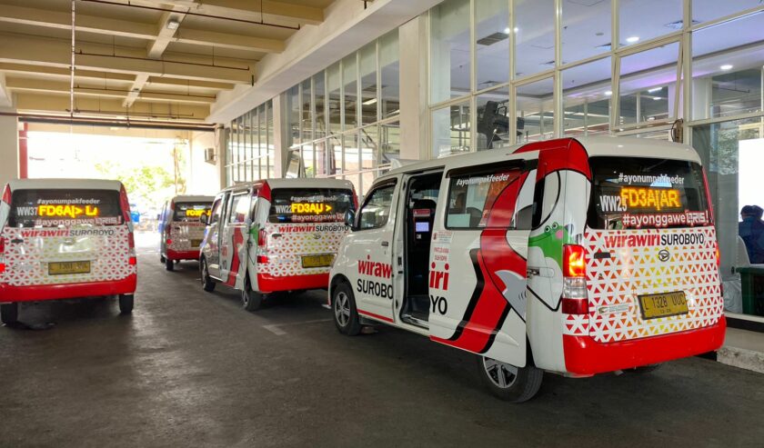 Feeder WiraWiri milik Pemkot Surabaya yang sudah beroperasi sebelum kendaraan listrik. Foto: Meilita suarasurabaya.net