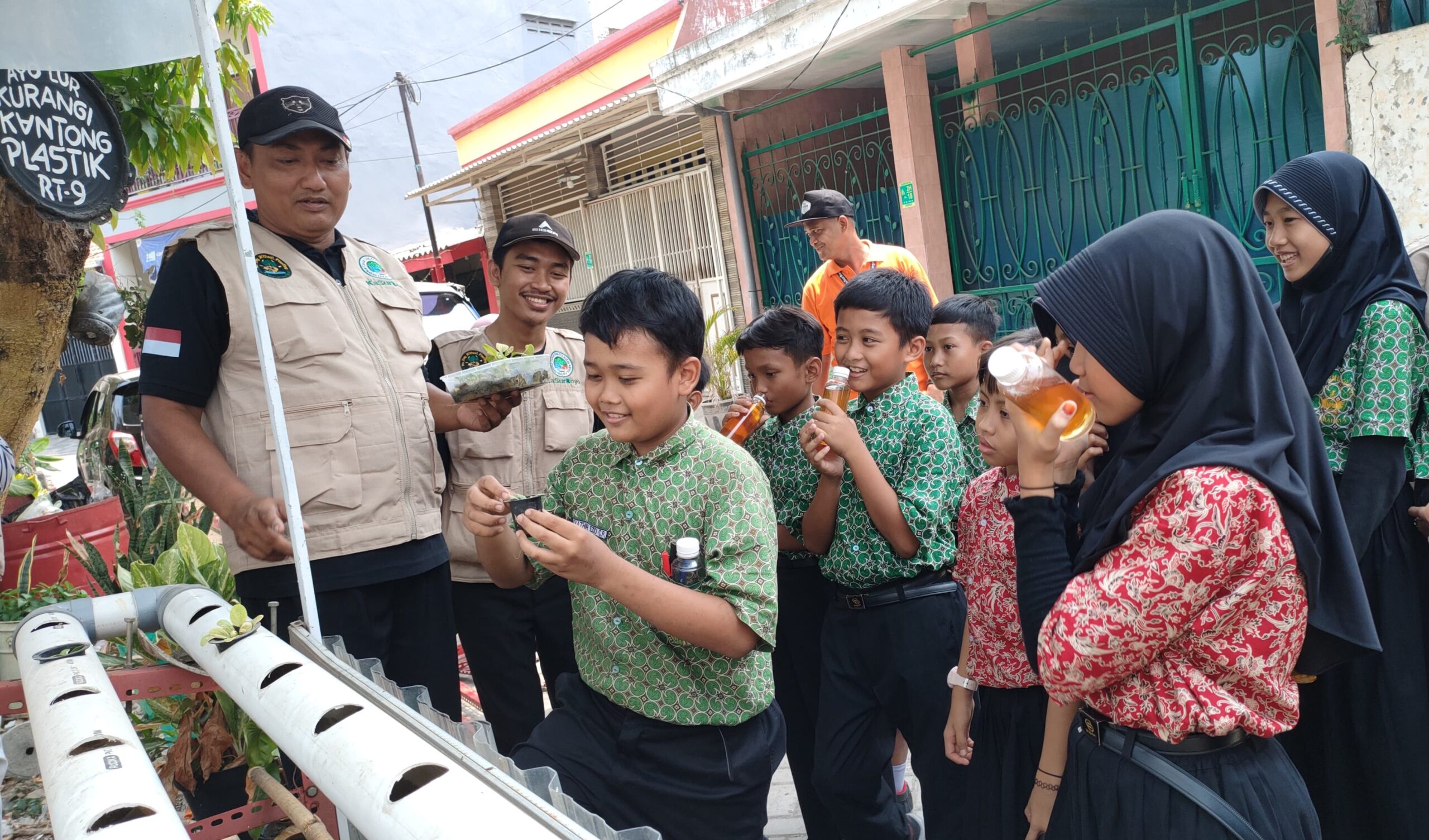 Siswa Sekolah Dasar Negeri (SDN) Sidomulyo 5 Surabaya, saat praktik menanam sawi cara hidroponik di Kampung Oase Songo Surabaya, Rabu (8/11/2023). Foto: Feby Magang suarasurabaya.net