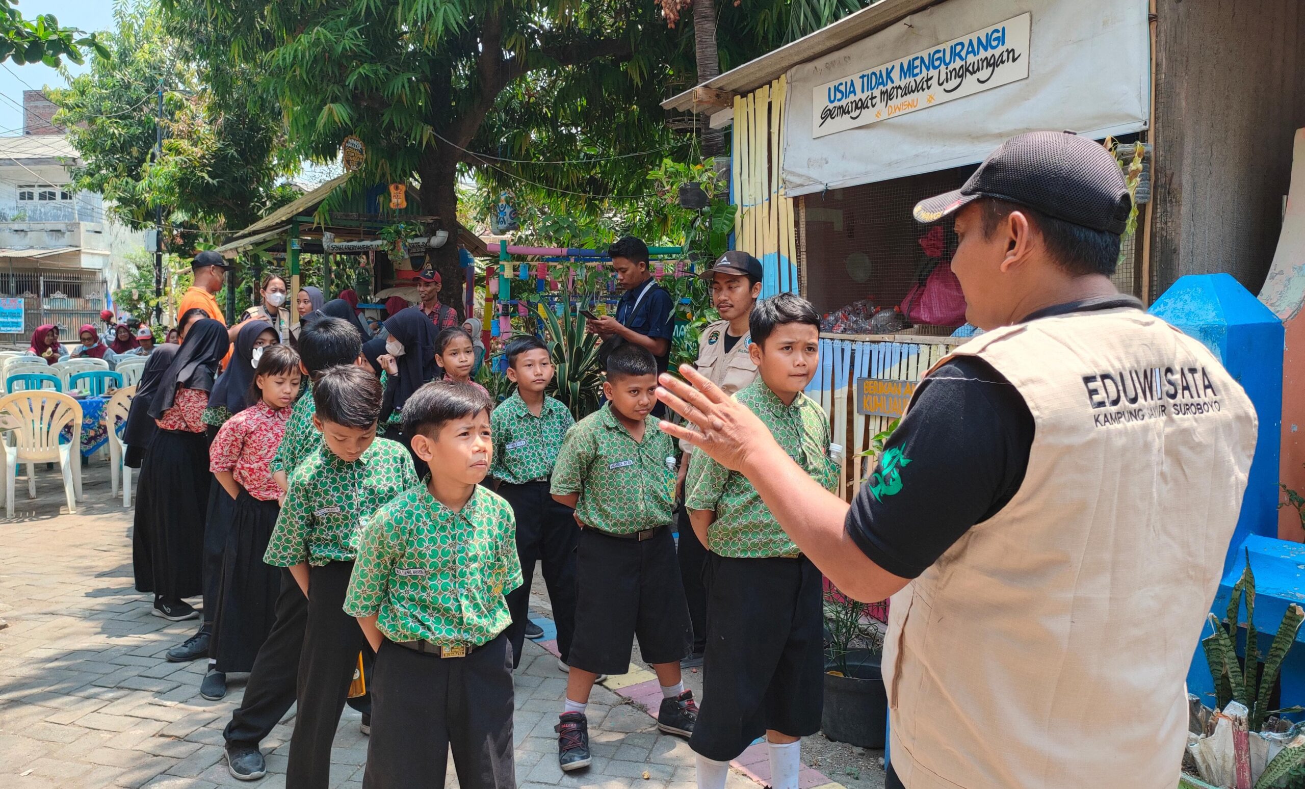Siswa Sekolah Dasar Negeri (SDN) Simomulyo 5 Surabaya berbaris sebelum melakukan tour kampung di Kampung Oase Songo Surabaya, Rabu (8/11/2023). Foto: Feby Magang suarasurabaya.net 