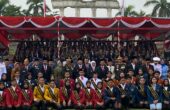 Khofifah Indar Parawansa Gubernur dan Emil Elestianto Dardak Wakil Gubernur Jatim foto bersama Forkopimda Jatim dan mahasiswa yang mengikuti Upacara Hari Pahlawan di Monumen Tugu Pahlawan, Surabaya, Jumat (10/11/2023). Foto: Wildan suarasurabaya.net