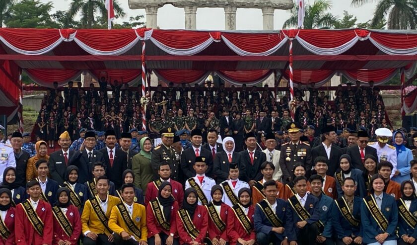 Khofifah Indar Parawansa Gubernur dan Emil Elestianto Dardak Wakil Gubernur Jatim foto bersama Forkopimda Jatim dan mahasiswa yang mengikuti Upacara Hari Pahlawan di Monumen Tugu Pahlawan, Surabaya, Jumat (10/11/2023). Foto: Wildan suarasurabaya.net