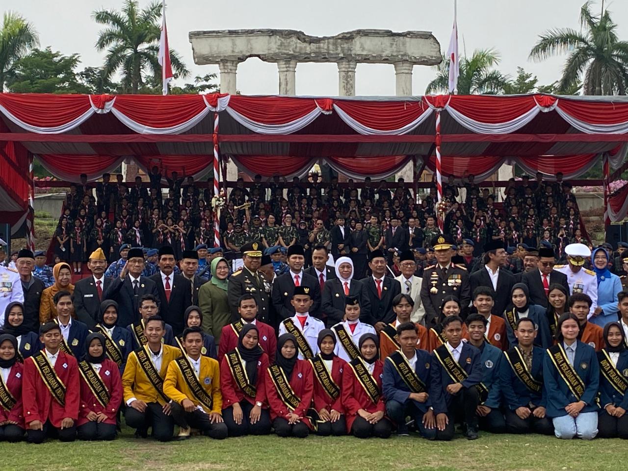 Khofifah Indar Parawansa Gubernur dan Emil Elestianto Dardak Wakil Gubernur Jatim foto bersama Forkopimda Jatim dan mahasiswa yang mengikuti Upacara Hari Pahlawan di Monumen Tugu Pahlawan, Surabaya, Jumat (10/11/2023). Foto: Wildan suarasurabaya.net