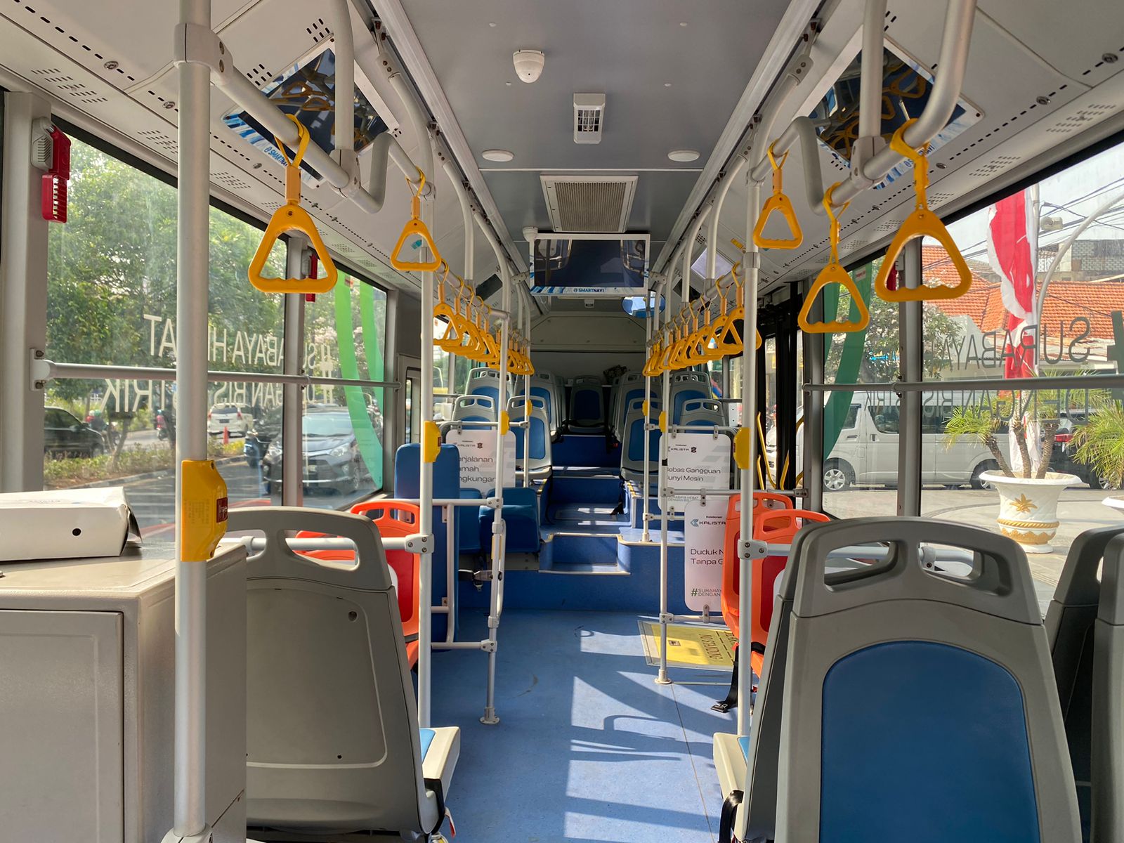 Interior dalam bus listrik yang ikut jemput penumpang Piala Dunia U-17 2023. Foto: Meilita suarasurabaya.net