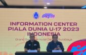 Dede Isharrudin Wakil Departemen Komunikasi LOC FIFA World Cup U-17 (kiri) dan Usman Kansong Dirjen Informasi dan Komunikasi Publik Kominfo waktu jumpa pers di media centre Piala Dunia U-17, Surabaya, Jumat (10/11/2023). Foto: Wildan suarasurabaya.net