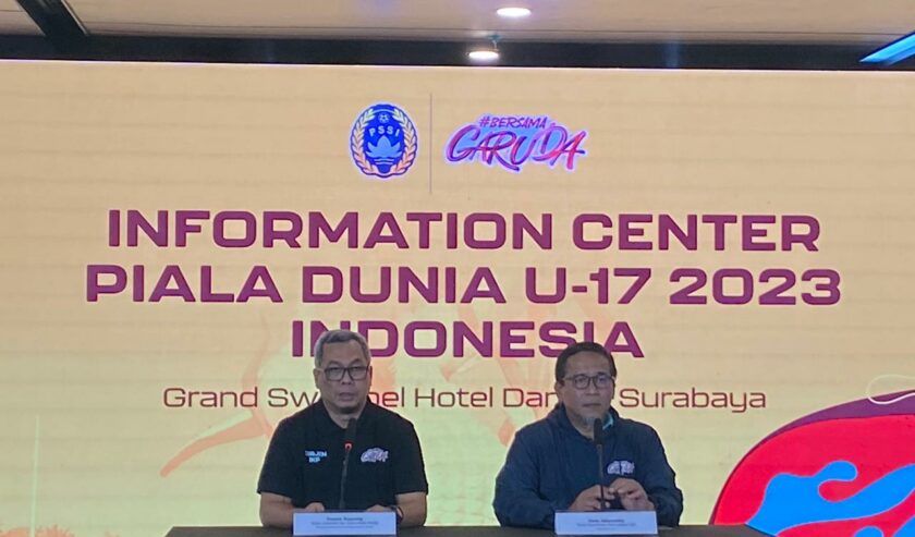 Dede Isharrudin Wakil Departemen Komunikasi LOC FIFA World Cup U-17 (kiri) dan Usman Kansong Dirjen Informasi dan Komunikasi Publik Kominfo waktu jumpa pers di media centre Piala Dunia U-17, Surabaya, Jumat (10/11/2023). Foto: Wildan suarasurabaya.net