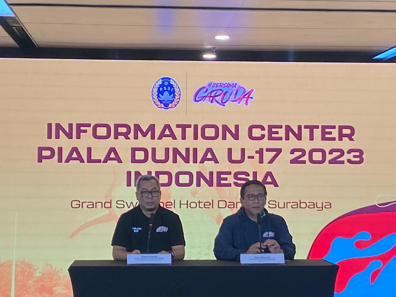 Dede Isharrudin Wakil Departemen Komunikasi LOC FIFA World Cup U-17 (kiri) dan Usman Kansong Dirjen Informasi dan Komunikasi Publik Kominfo waktu jumpa pers di media centre Piala Dunia U-17, Surabaya, Jumat (10/11/2023). Foto: Wildan suarasurabaya.net