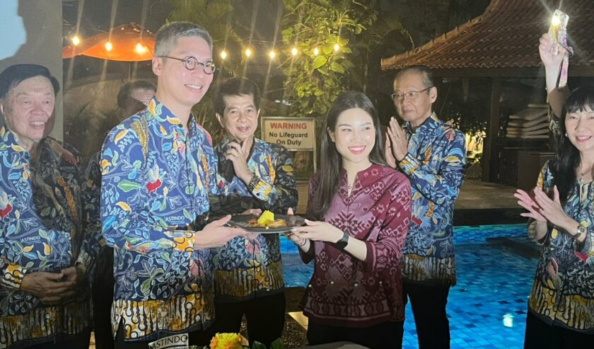 Wishnu Aji Prabowo Ketua DPD Astindo Jawa Timur (kiri depan) dan Angela Tanoesoedibjo Wamenparekraf dalam sesi potong tumpeng peringatan Hari Jadi ke-24 Astrindo, Jumat (10/11/2023). Foto: Billy suarasurabaya.net