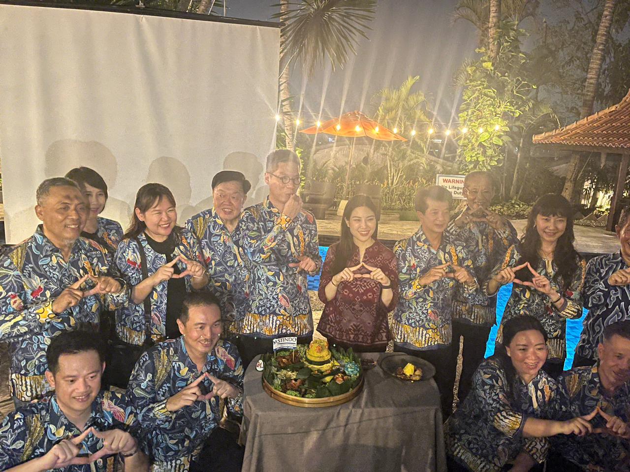 Angela Tanoesoedibjo Wamenparekraf bersama seluruh pengurus DPD Astrindo Jatim dalam acara hari Jadi ke-24 Astrindo di Hotel Serathon Surabaya, Jumat (11/10/2023). Foto: Billy suarasurabaya.net