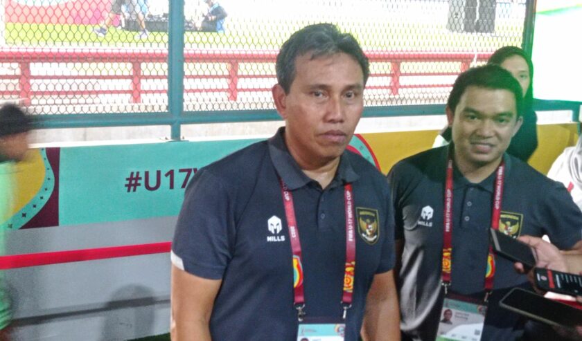 Bima Sakti Pelatih Timnas Indonesia U-17 saat berada di Stadion Gelora Bung Tomo (GBT) Surabaya, pada Jumat (10/11/2023). Foto: Risky suarasurabaya.net