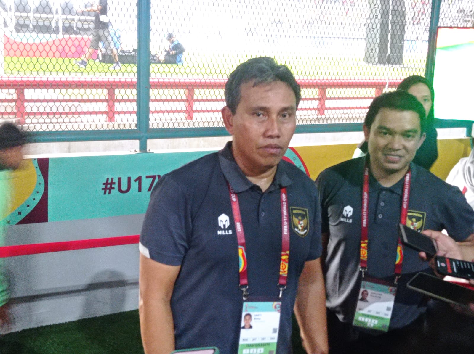 Bima Sakti Pelatih Timnas Indonesia U-17 saat berada di Stadion Gelora Bung Tomo (GBT) Surabaya, pada Jumat (10/11/2023). Foto: Risky suarasurabaya.net