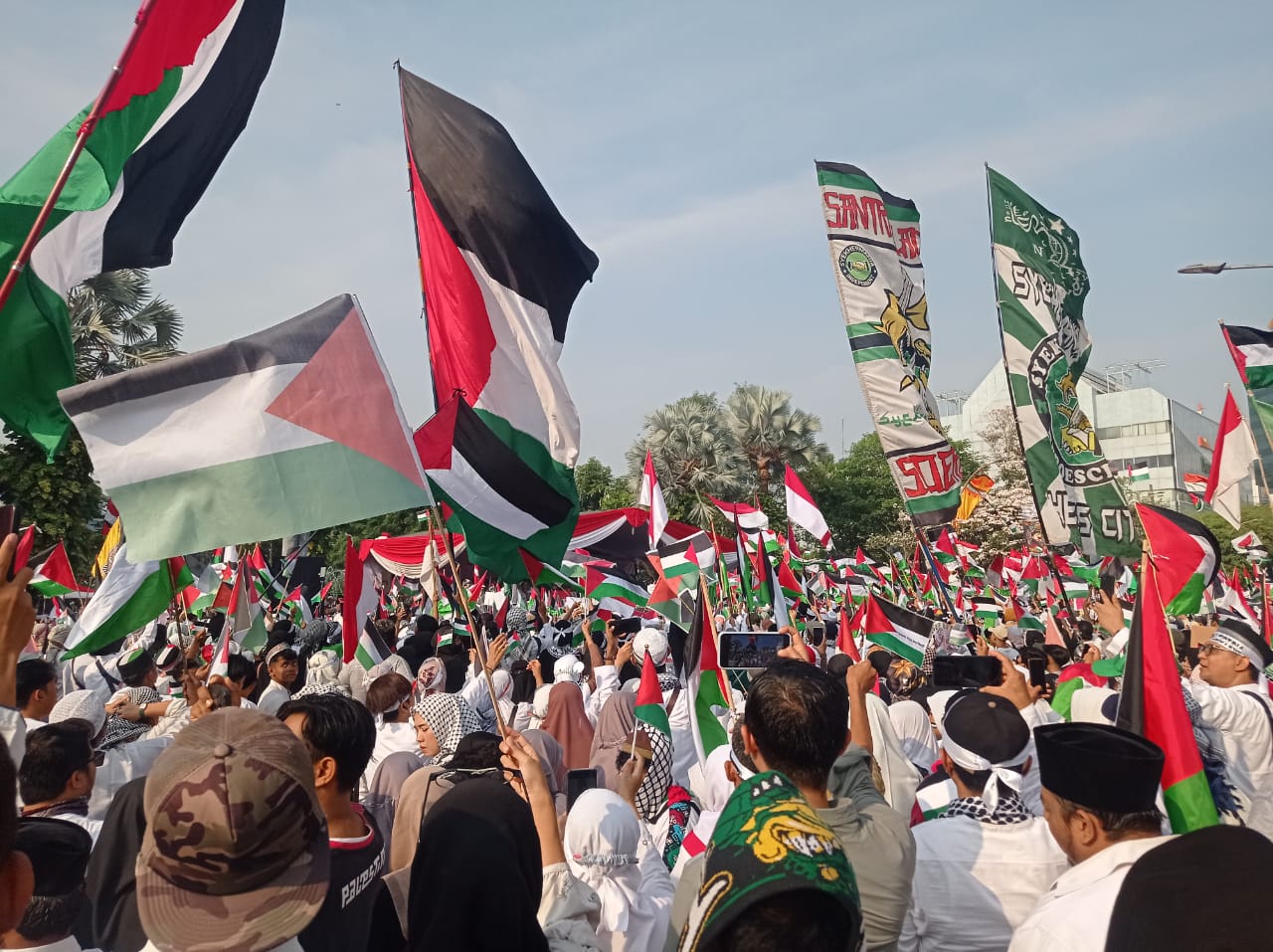 Bendera Palestina berkibar dalam aksi super damai dan doa bersama di Surabaya, Minggu (12/11/2023). Foto: Risky suarasurabaya.net