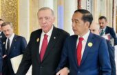 Jokowi Presiden RI dan Recep Tayyip Erdogan Presiden Turki saat menghadiri Konferensi Tingkat Tinggi (KTT) Luar Biasa Organisasi Kerja Sama Islam (OKI) di King Abdulaziz International Convention Center (KAICC), Riyadh, Arab Saudi, Sabtu (11/11/2023). Foto: Antara/HO-Sekretariat Presiden.