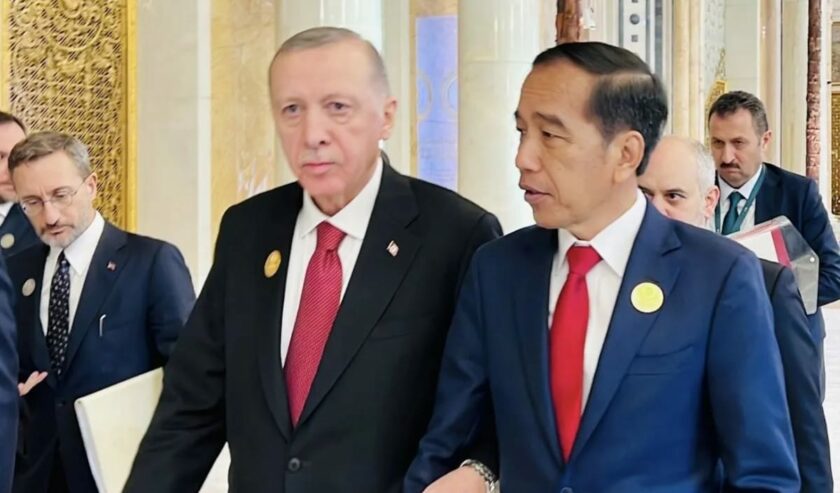 Jokowi Presiden RI dan Recep Tayyip Erdogan Presiden Turki saat menghadiri Konferensi Tingkat Tinggi (KTT) Luar Biasa Organisasi Kerja Sama Islam (OKI) di King Abdulaziz International Convention Center (KAICC), Riyadh, Arab Saudi, Sabtu (11/11/2023). Foto: Antara/HO-Sekretariat Presiden.