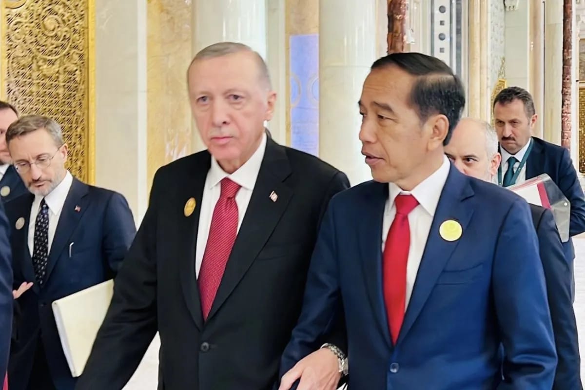 Jokowi Presiden RI dan Recep Tayyip Erdogan Presiden Turki saat menghadiri Konferensi Tingkat Tinggi (KTT) Luar Biasa Organisasi Kerja Sama Islam (OKI) di King Abdulaziz International Convention Center (KAICC), Riyadh, Arab Saudi, Sabtu (11/11/2023). Foto: Antara/HO-Sekretariat Presiden.