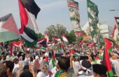 Bendera Bonek, Palestina dan Indonesia berkibar dalam aksi super damai dan doa bersama di Jalan Gubernur Suryo, depan Gedung Negara Grahadi Surabaya, Minggu (12/11/2023). Foto: Risky suarasurabaya.net