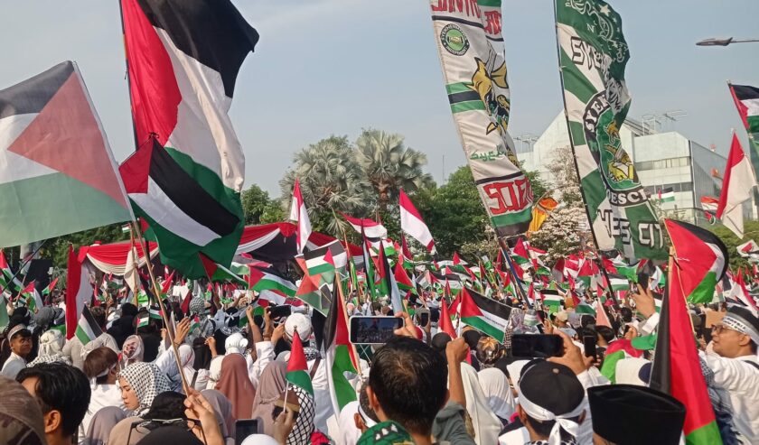 Bendera Bonek, Palestina dan Indonesia berkibar dalam aksi super damai dan doa bersama di Jalan Gubernur Suryo, depan Gedung Negara Grahadi Surabaya, Minggu (12/11/2023). Foto: Risky suarasurabaya.net