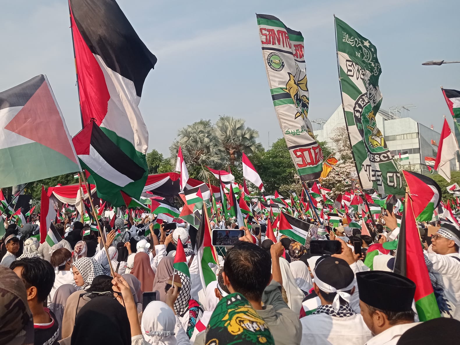 Bendera Bonek, Palestina dan Indonesia berkibar dalam aksi super damai dan doa bersama di Jalan Gubernur Suryo, depan Gedung Negara Grahadi Surabaya, Minggu (12/11/2023). Foto: Risky suarasurabaya.net