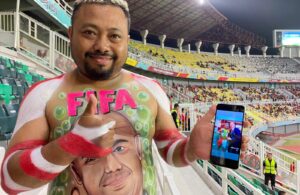 Aksi Nyentrik Pendukung Timnas Indonesia U-17