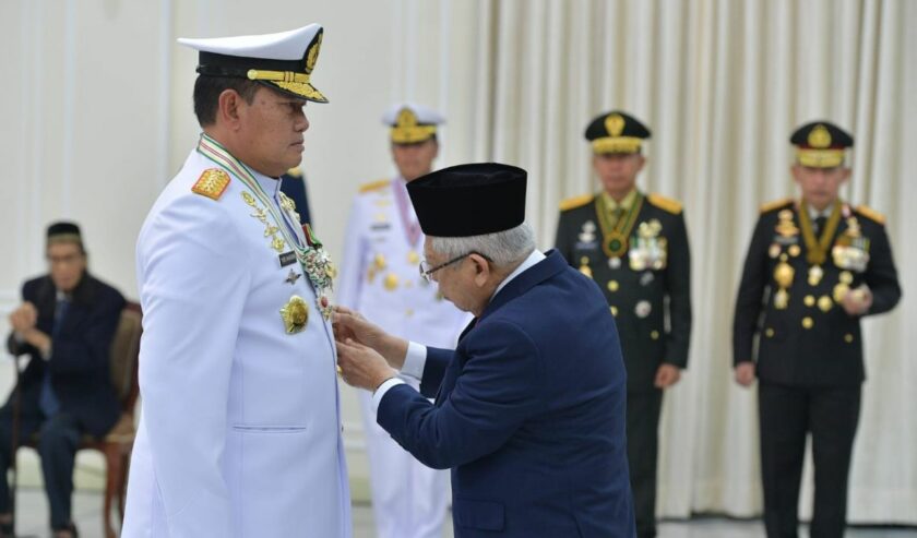 Ma’ruf Amin Wakil Presiden menyematkan Tanda Kehormatan Bintang Yudha Dharma Utama kepada Laksamana TNI Yudo Margono Panglima TNI di Istana Wakil Presiden, Jakarta, Selasa (14/11/2023). Foto: Antara