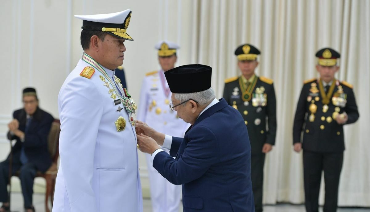 Ma’ruf Amin Wakil Presiden menyematkan Tanda Kehormatan Bintang Yudha Dharma Utama kepada Laksamana TNI Yudo Margono Panglima TNI di Istana Wakil Presiden, Jakarta, Selasa (14/11/2023). Foto: Antara