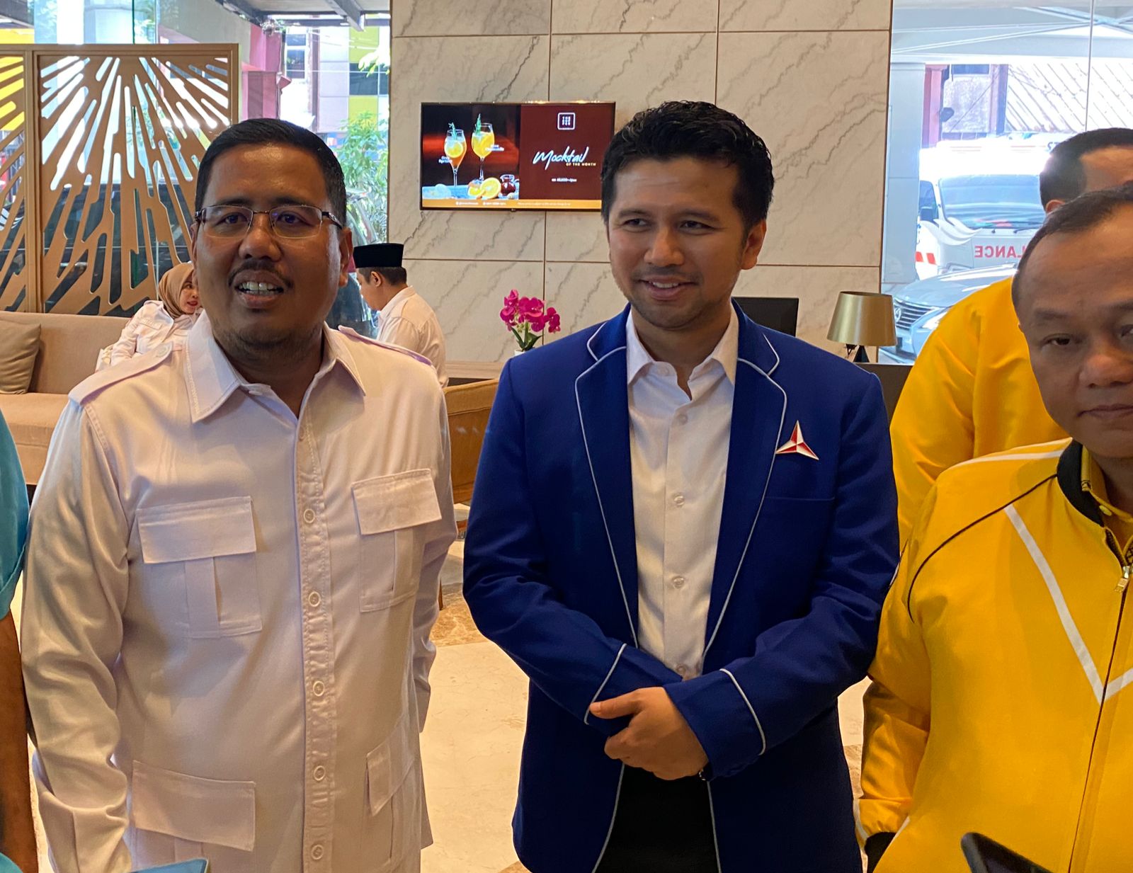 (Dari kiri ke kanan) Anwar Sadad Ketua DPD Gerindra Jatim, Emil Elesitianto Dardak Ketua DPD Demokrat Jatim, dan M Sarmuji Ketua DPD Golkar Jatim. Foto: Wildan suarasurabaya.net