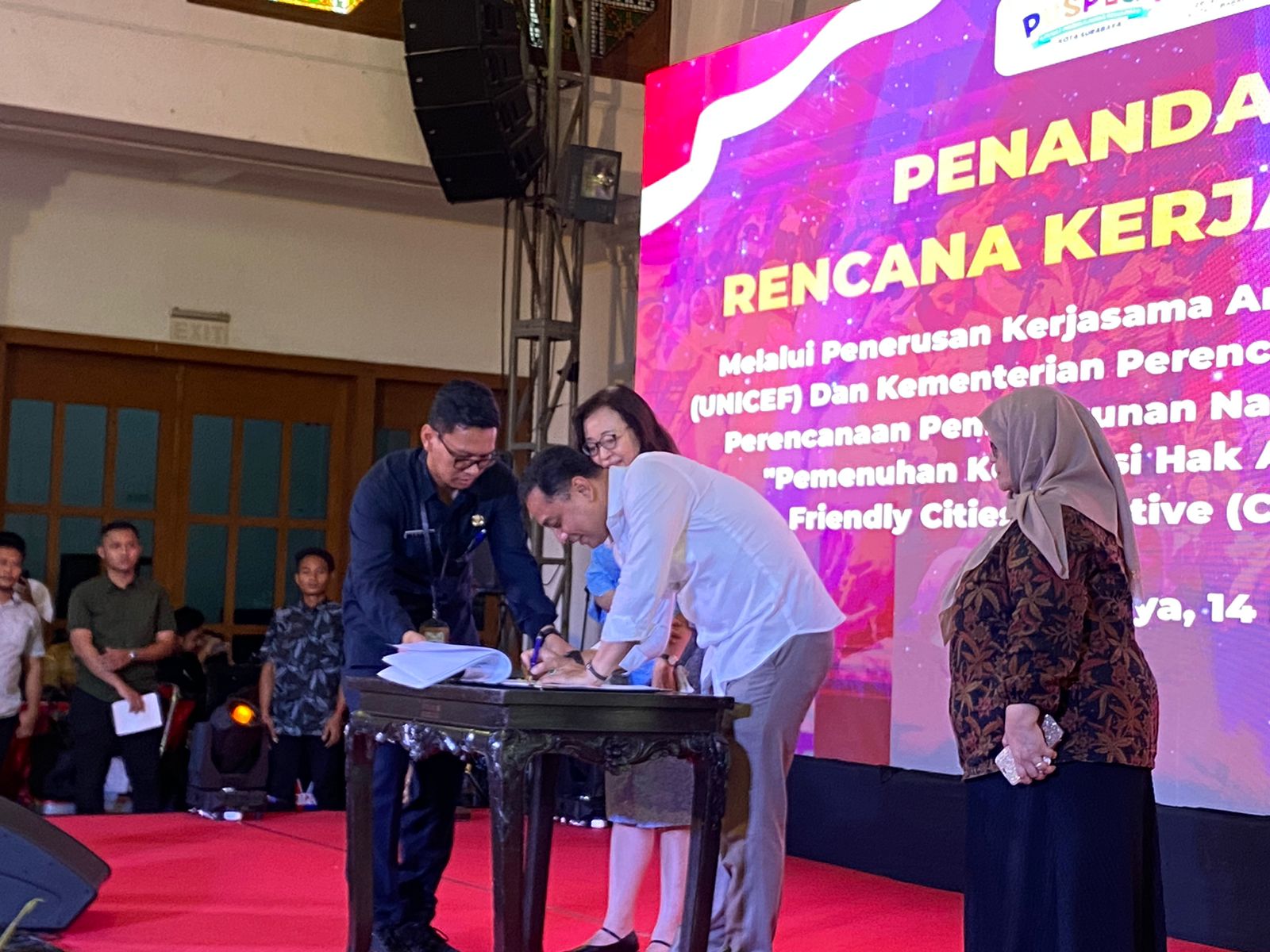 Eri Cahyadi Wali Kota Surabaya menandatangani RKT CFCI Unicef, Selasa (14/11/2023). Foto: Meilita suarasurabaya.net