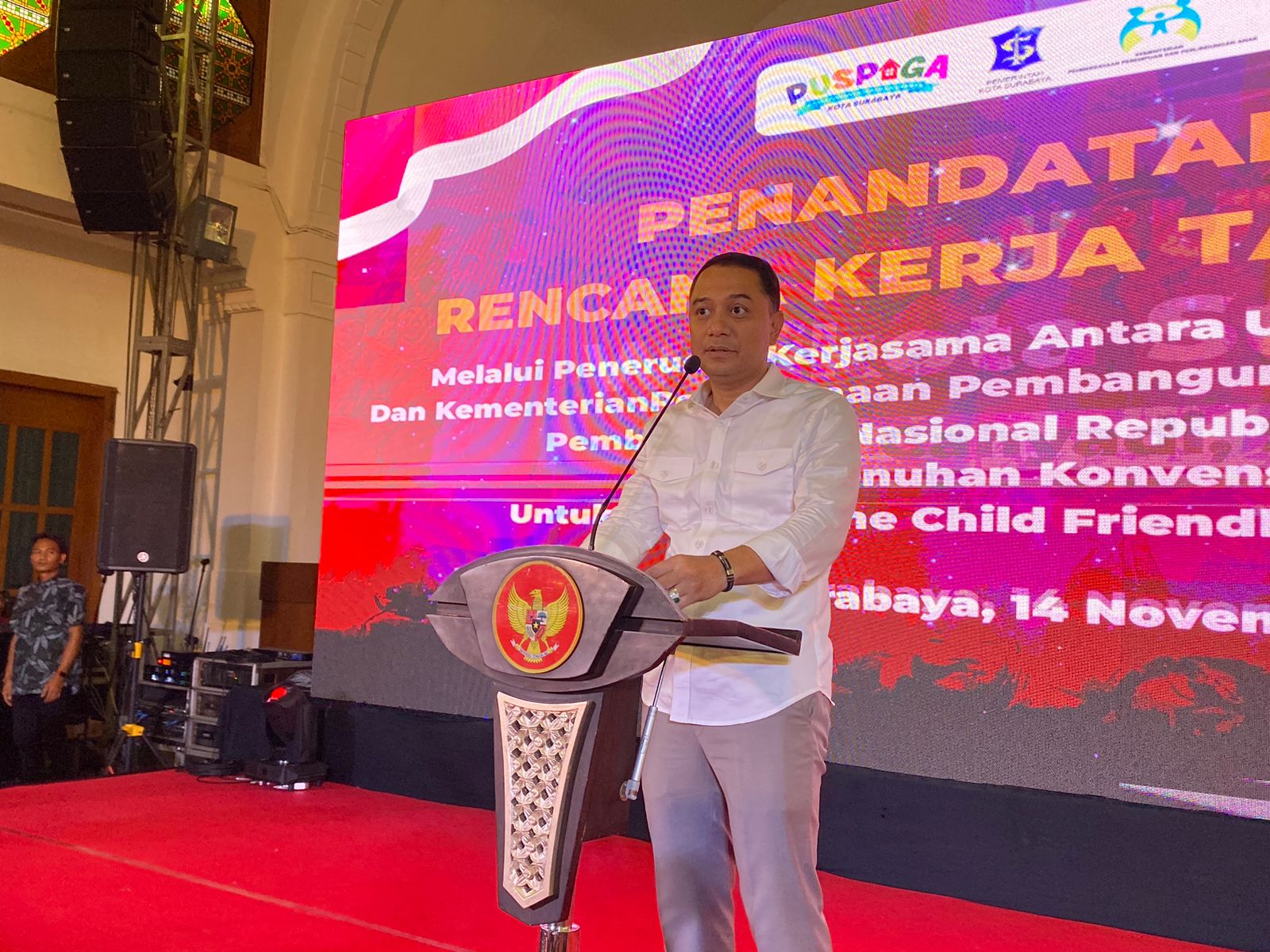 Eri Cahyadi Wali Kota Surabaya usai penandatanganan Rencana Kerja Tahunan (RKT) Program CFCI Unicef dengan Pemkot Surabaya di Balai Pemuda Alun-Alun Kota Surabaya, Selasa (14/11/2023). Foto: Meilita suarasurabaya.net