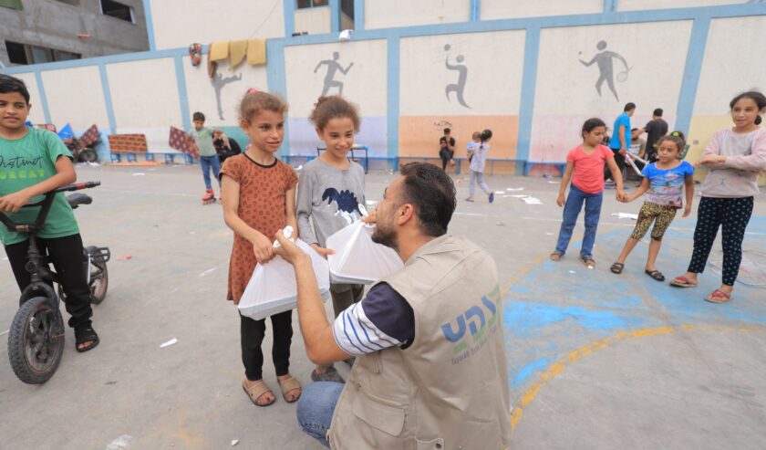 lembaga amil zakat dan wakaf nasional Yayasan Dana Sosial al Falah (YDSF) memberikan paket makanan dan paket hygiene kit pada rakyat Palestina. Foto: YDSF