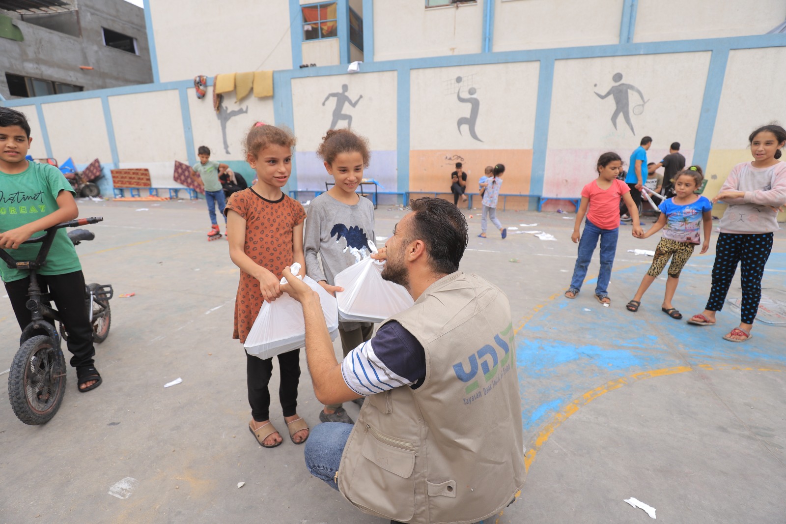 lembaga amil zakat dan wakaf nasional Yayasan Dana Sosial al Falah (YDSF) memberikan paket makanan dan paket hygiene kit pada rakyat Palestina. Foto: YDSF