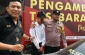 IM terduga pelaku praktik Joki CPNS waktu diamankan di Polsek Gunung Anyar, Surabaya, Selasa (14/11/2023). Foto: Humas Kemenkumham Jatim.