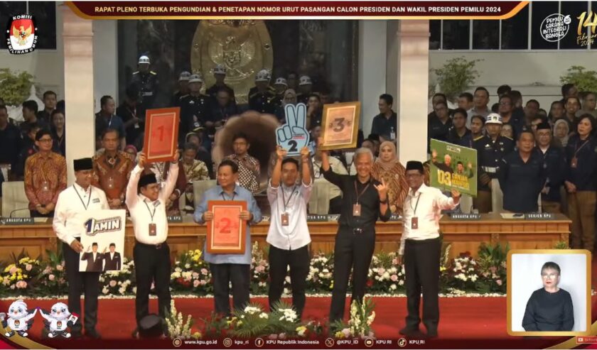 Pasangan calon presiden dan calon wakil presiden (capres-cawapres) menunjukkan nomor urut yang akan digunakan untuk berkontestasi pada Pemilu 2024, Selasa (14/11/2023). Foto: Tangkapan layar YouTube