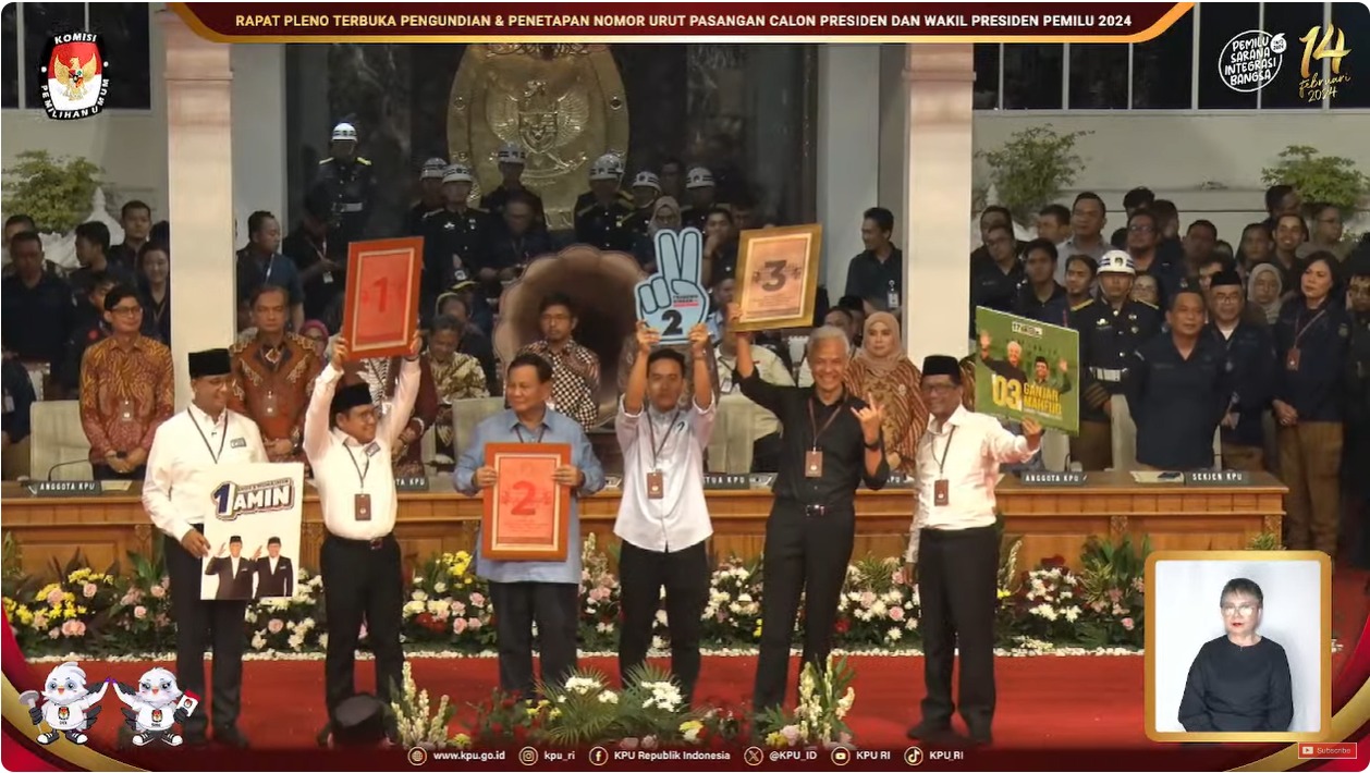 Pasangan calon presiden dan calon wakil presiden (capres-cawapres) menunjukkan nomor urut yang akan digunakan untuk berkontestasi pada Pemilu 2024, Selasa (14/11/2023). Foto: Tangkapan layar YouTube