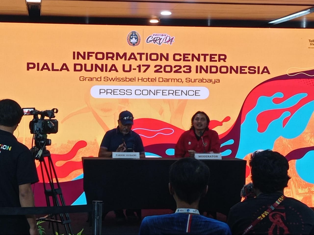 Fakhri Husaini mantan Pelatih Timnas U-19 saat berada dalam Konferensi Pres di Surabaya, Selasa (14/11/2023). Foto: Risky suarasurabaya.net