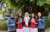 Audrey Rizki Noveliani, Raia Luthfia Herasmana, dan Vania Winola Febriyanti waktu foto bersama Mami Pujowati Kepala Sekolah SMAN 6 Surabaya (paling kiri) dan Diana Ariani guru pembinging (paling kanan). Foto: Dok. SMAN 6 Surabaya.