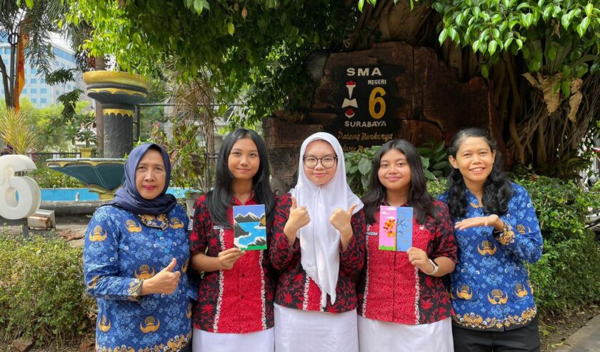 Audrey Rizki Noveliani, Raia Luthfia Herasmana, dan Vania Winola Febriyanti waktu foto bersama Mami Pujowati Kepala Sekolah SMAN 6 Surabaya (paling kiri) dan Diana Ariani guru pembinging (paling kanan). Foto: Dok. SMAN 6 Surabaya.