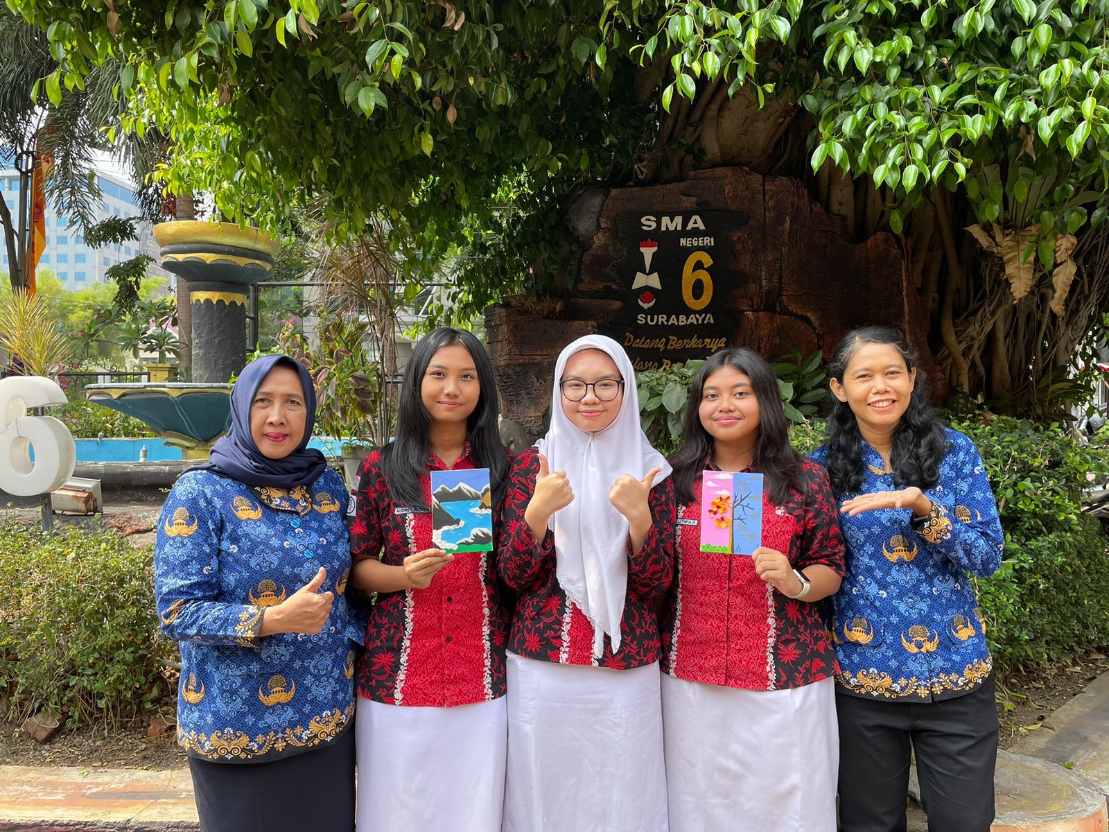 Audrey Rizki Noveliani, Raia Luthfia Herasmana, dan Vania Winola Febriyanti waktu foto bersama Mami Pujowati Kepala Sekolah SMAN 6 Surabaya (paling kiri) dan Diana Ariani guru pembinging (paling kanan). Foto: Dok. SMAN 6 Surabaya.