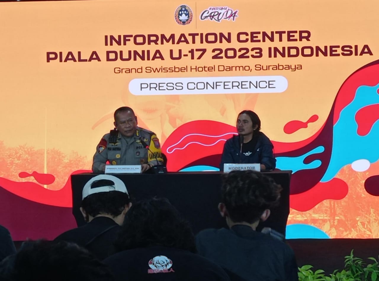 Kombespol Puji Santoso Kepala Biro Operasi (Karo Ops) Polda Jatim saat berada dalam Konferensi Pres di Pusat Indonesia Piala Dunia U-17 Surabaya, pada Rabu (15/11/2023). Foto: Risky suarasurabaya.net